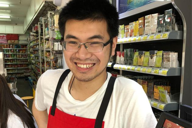 黄安和他父亲在杭州开的小型超市