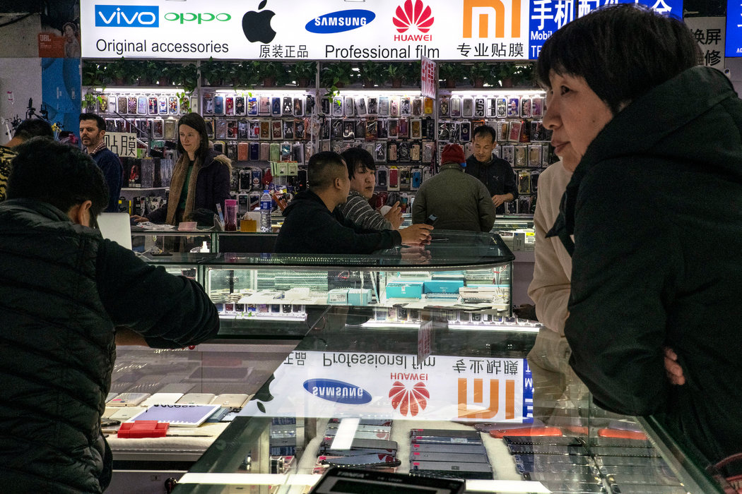 北京一家智能手机的零售和维修中心。苹果是中国高端手机市场的领头羊，但华为和Oppo等公司已经改进了产品，吸引了富有的中国买家。